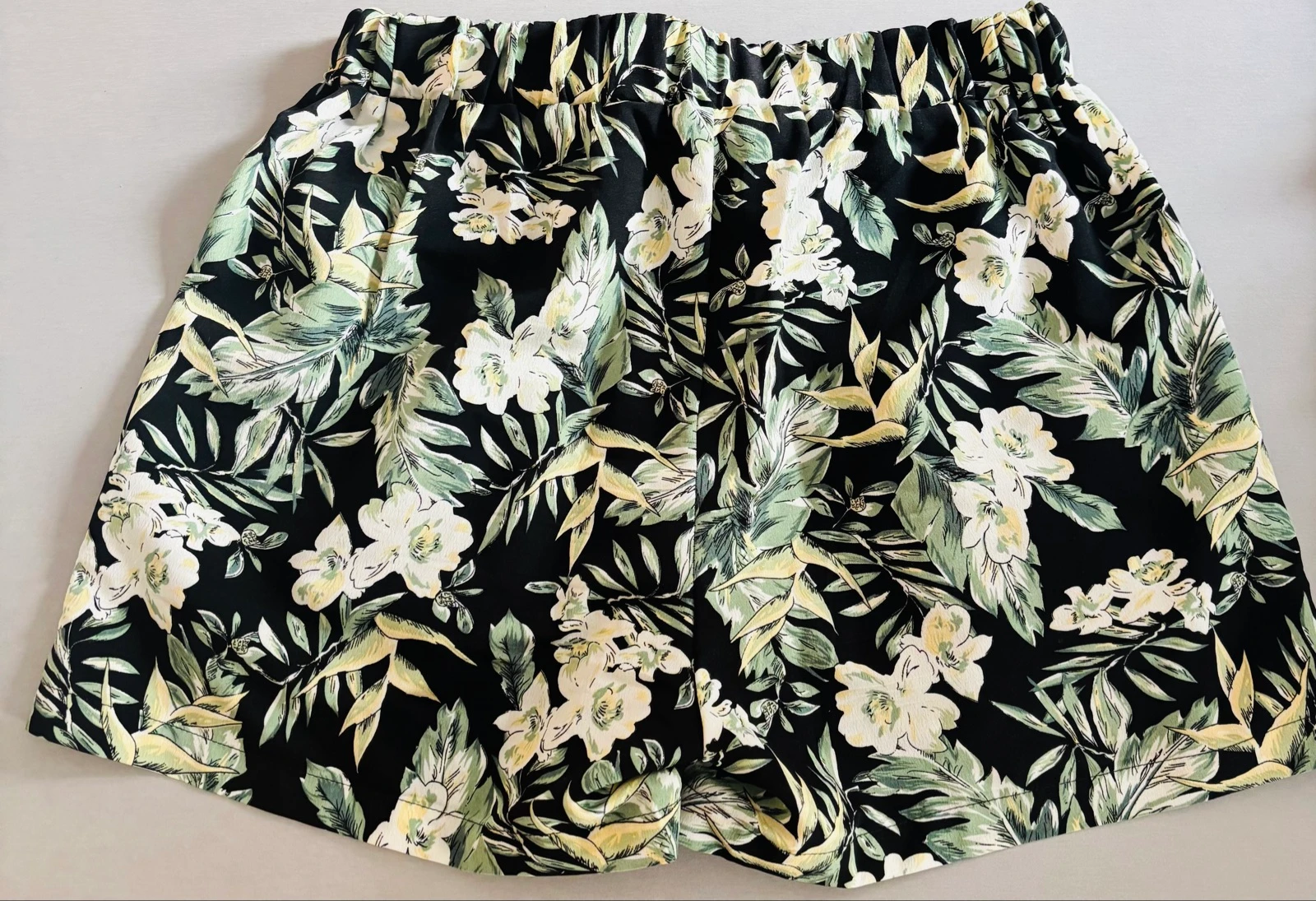 Short floral verde, preto e bege no tamanho M em muito bom estado – photo 2